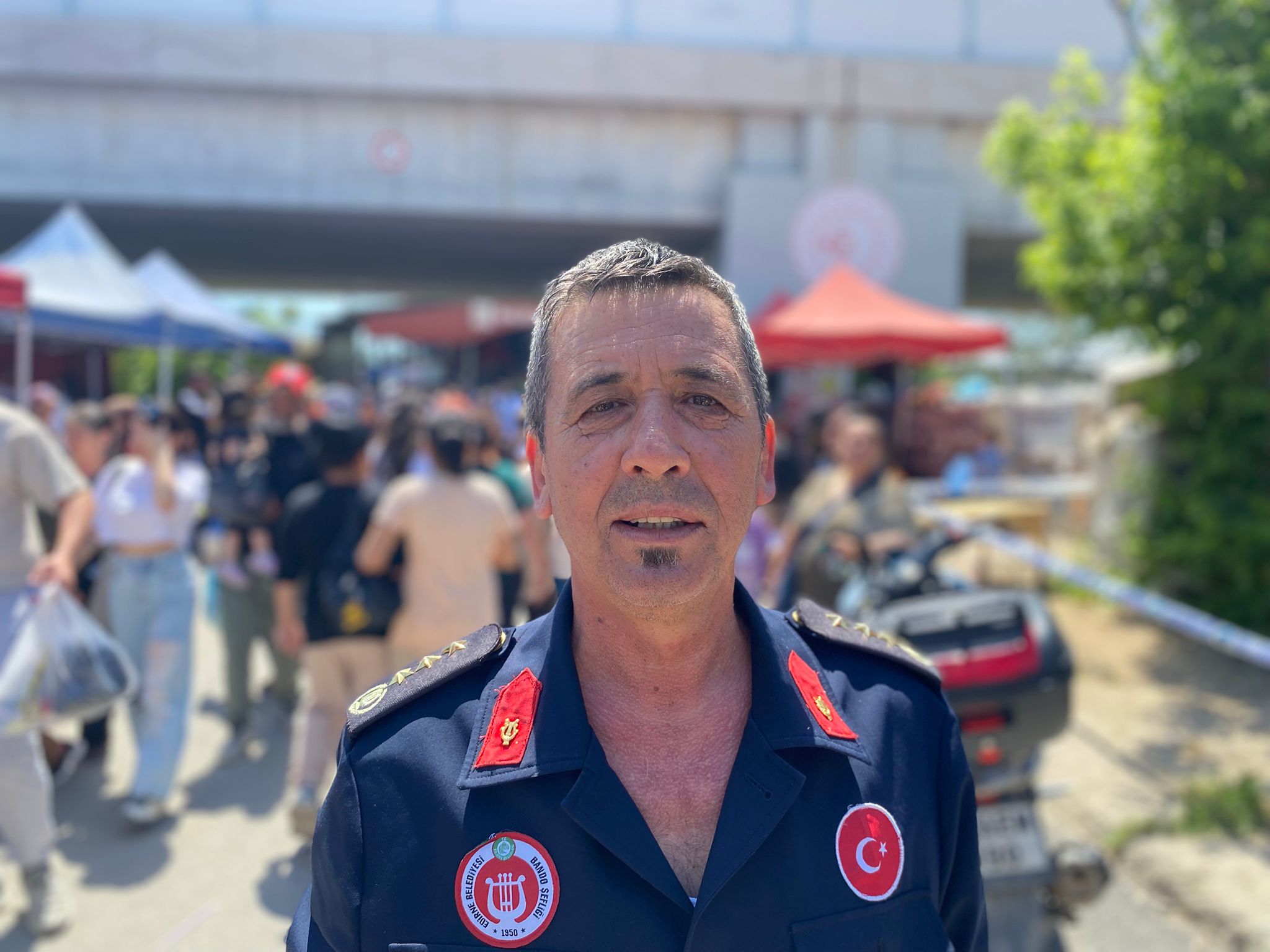 Edirne’nin en canlı noktalarından biri olan Saraçlar Caddesi ve kentin ticaret noktalarından Balkan Pazarı, bu hafta oldukça renkli ve coşkulu anlara sahne oldu. Edirne Belediye Bandosu, yenilenen yüzüyle kapılarını açan Balkan Pazarı’nın yeni dizaynını kutlamak ve bölgeye hareketlilik getirmek amacıyla unutulmaz bir etkinliğe imza attı.